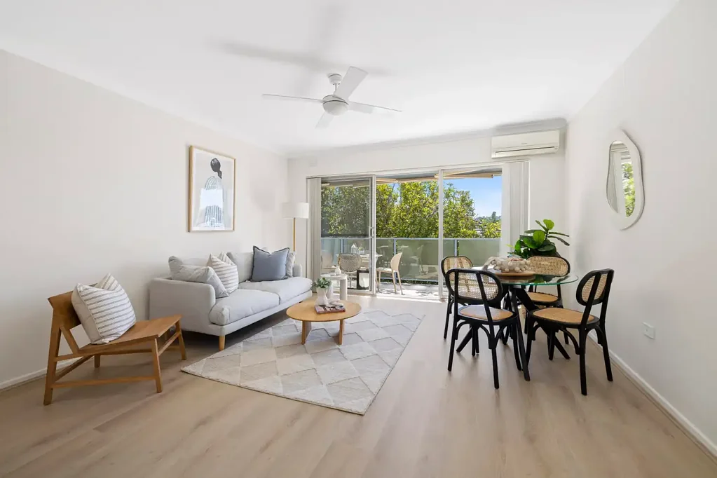 Sunny top floor with large balcony and district views