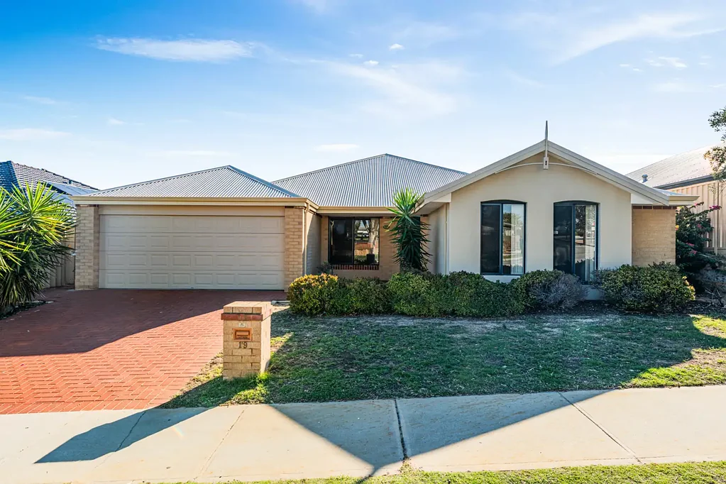 Butler 4Zimmer Spacious Family Living with Multiple Living Zones & Fantastic Entertaining in Butler!