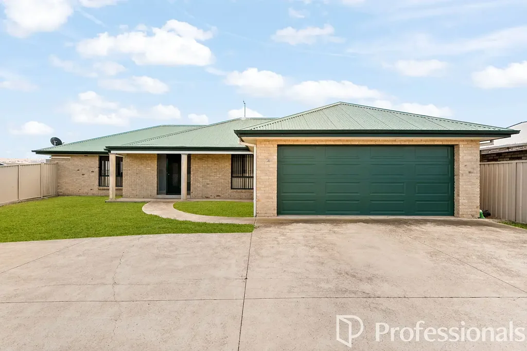 Eglinton 4 Slaapkamer SPACIOUS FAMILY HOME WITH STRONG INVESTMENT APPEAL