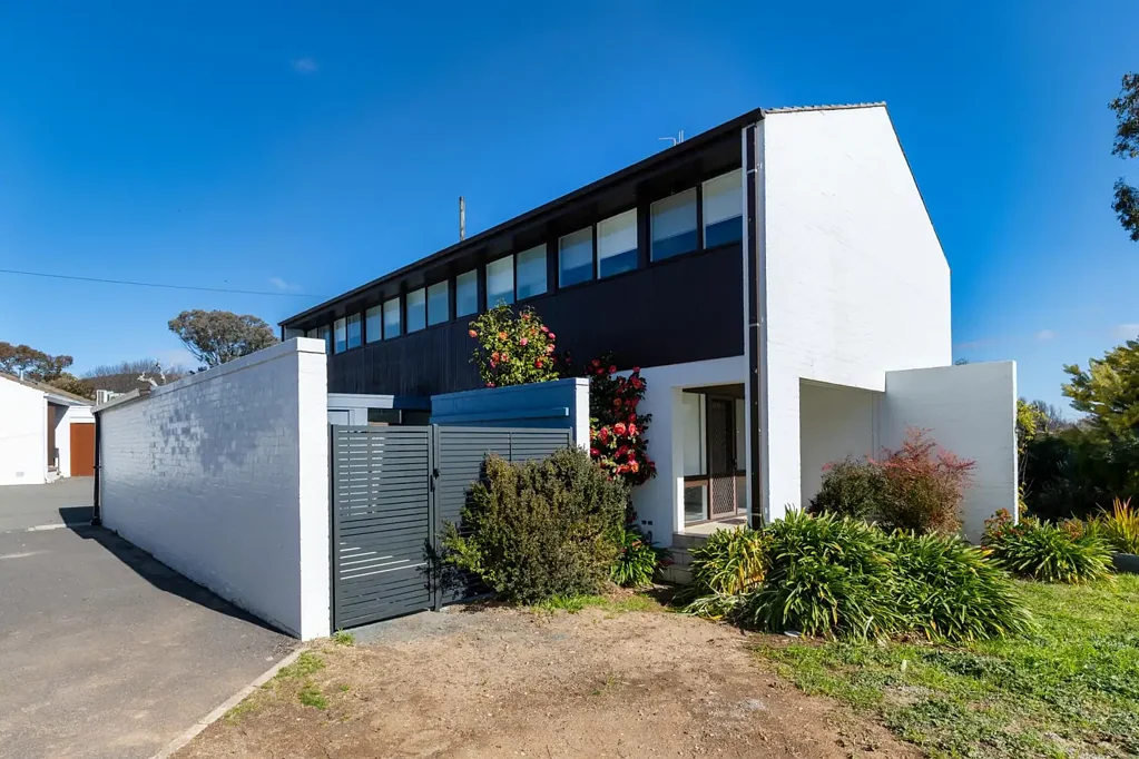 Spacious Living In The Heart Of Hackett