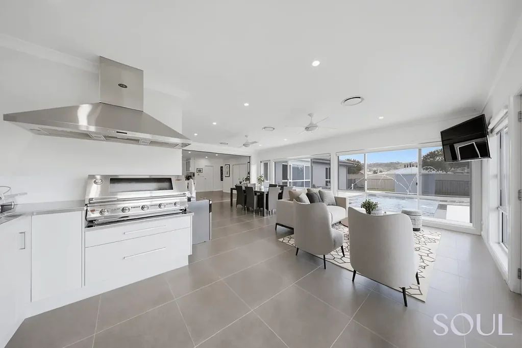 Griffith 4房  Upgrade your lifestyle with this incredible Collina property. Feels Right