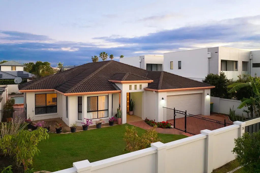 Benowa 4 Slaapkamer Charm, Convenience and a Garden Oasis