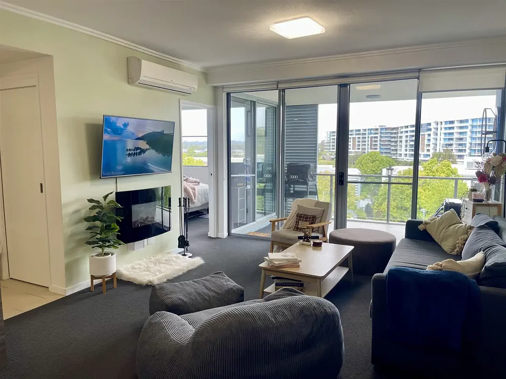 Two bedrooms apartment with two bathrooms with two car spaces in Varsity Lakes