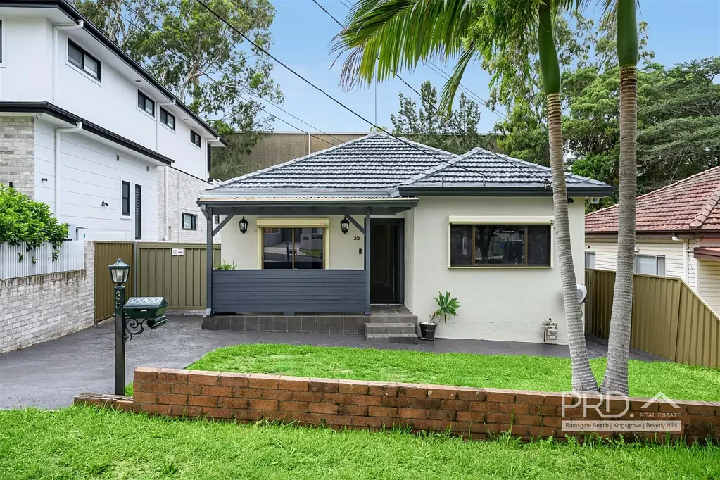Kingsgrove 4房 宽敞单层住宅 487sqm占地 现代舒适便利 靠近Kingsgrove站 Roselands购物中心 游泳池后院 SPACIOUS SINGLE-LEVEL FAMILY HOME WITH SWIMMING POOL