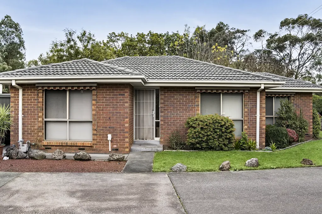 Bayswater North 2房 前置位置 毗邻Glen Park 开放式厨房 裸露砖墙 私人后院 低维护庭院 Parkside Lifestyle in a Prized Front Position