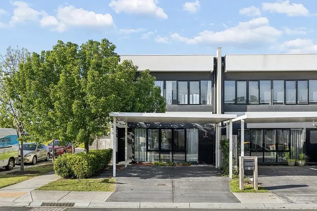 Springvale 3房  More Space to Live, Work and Entertain in the Heart of Springvale
