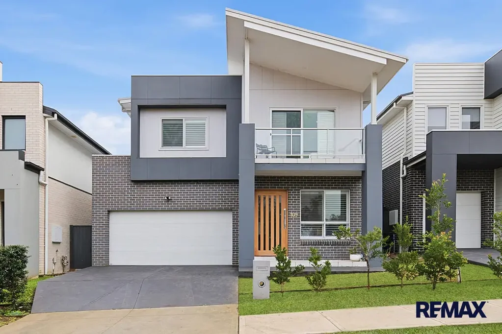 Rouse Hill 4房 黄金地段家庭宅 四卧四厅影音室 主卧带套间 现代厨卫 全屋空调 低维后院 双车库 社区友好 Spacious Four Bedroom Family Home with 4 living area