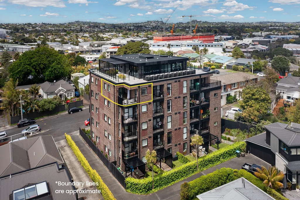 Western Springs 2 Bedroom Elevated Living with Views to Impress