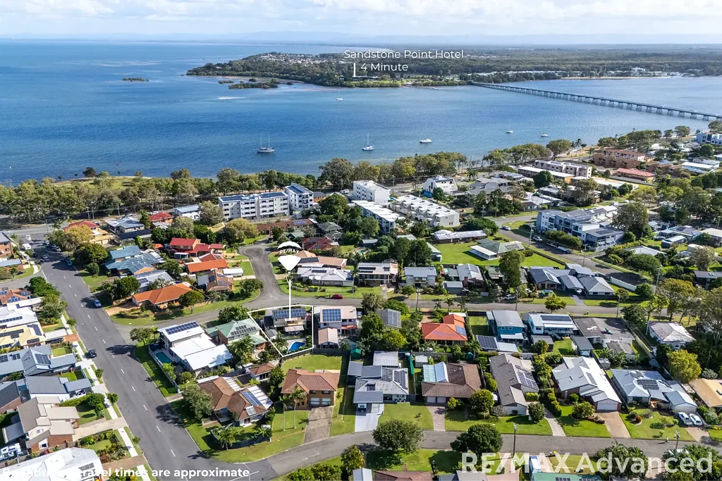 Bongaree 4房 美丽Bongaree中心地带，距离Bribie Island海滨400米，宽敞两层住宅，四卧室配空调，私人阳台，现代厨房，地面游泳池，独立工作室，双车位车库，完美家庭生活。 Island Living 400m to the Water
