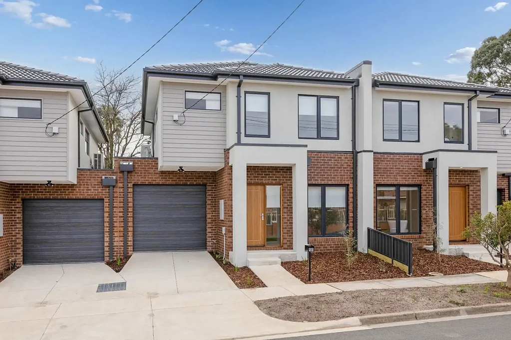 Noble Park 3房 全新住宅，无物业管理费，精心打造，令人赞叹！ Brand New, Body Corporate Free & Built to Impress!