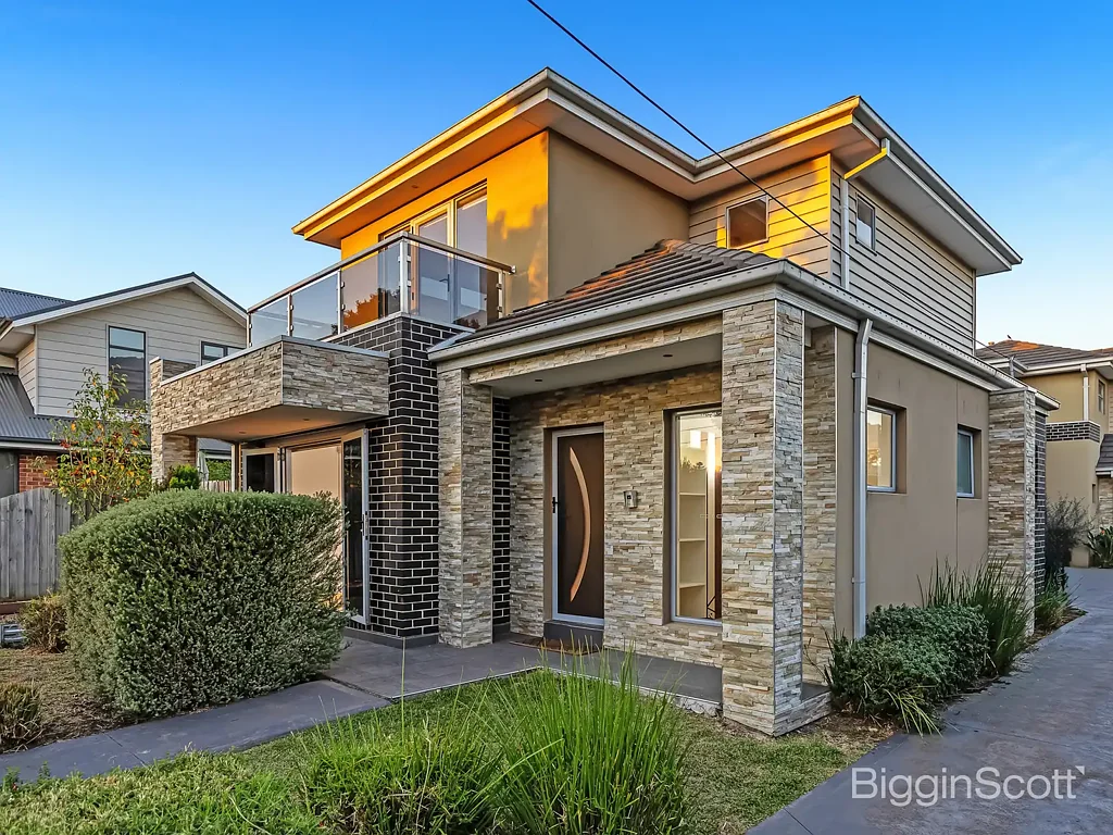 Modern and Comfortable Home - Take advantage of everything Altona North has to Offer!