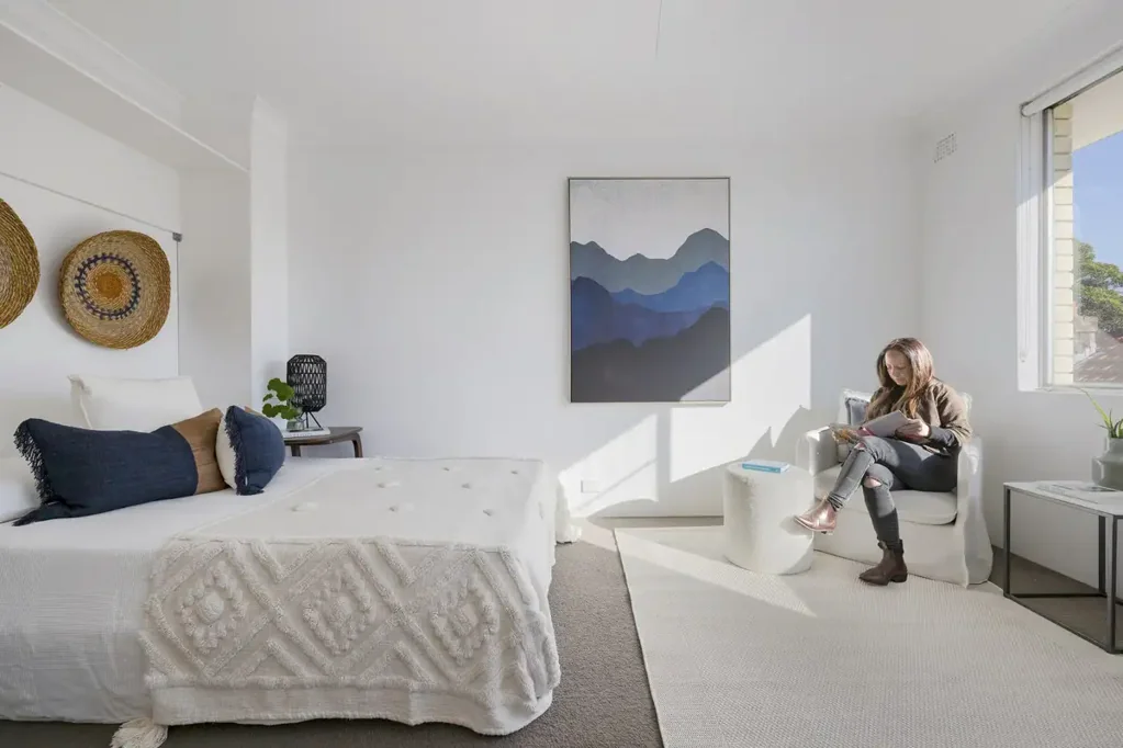 Well-presented studio with treetop views
