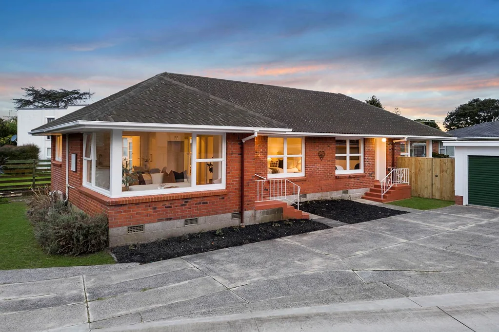 Hillcrest 6Kwarto EVERYTHING ON EVELYN - BRICK & TILES ON 678M² MHS!
