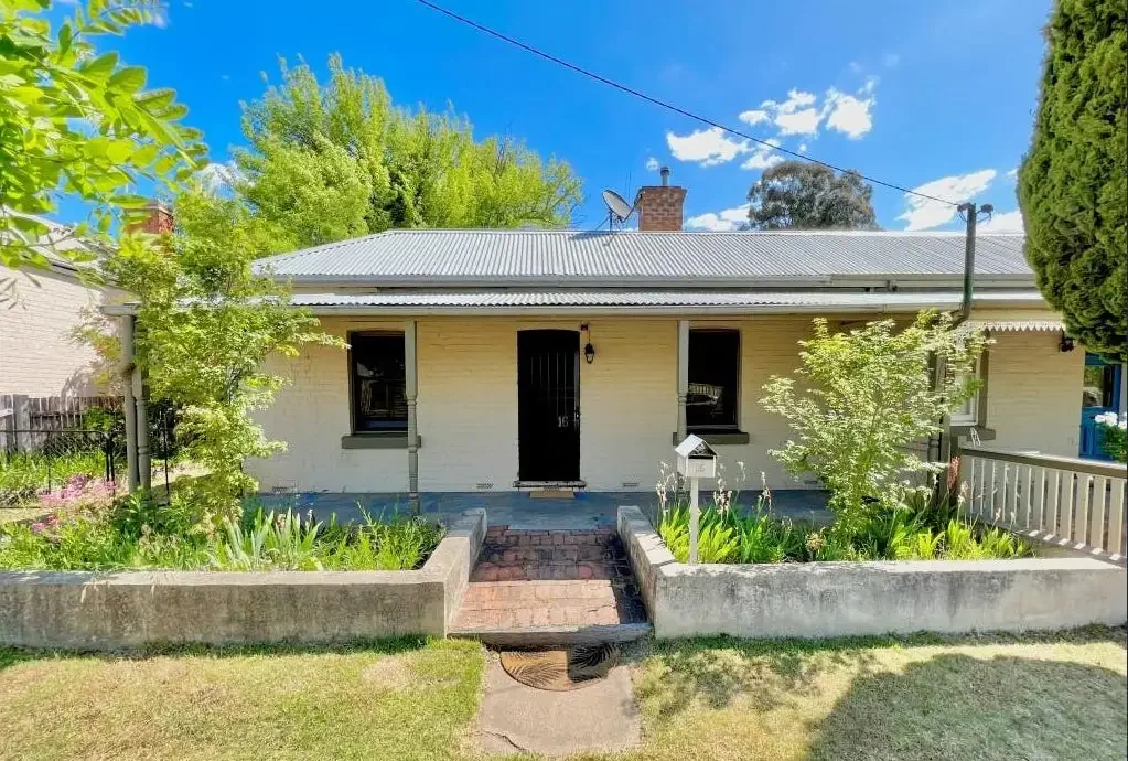 Central Bathurst Semi – Stylish, Convenient, and Comfortable!