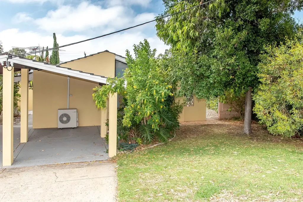 CUTE & COZY 3 BEDROOM DUPLEX!