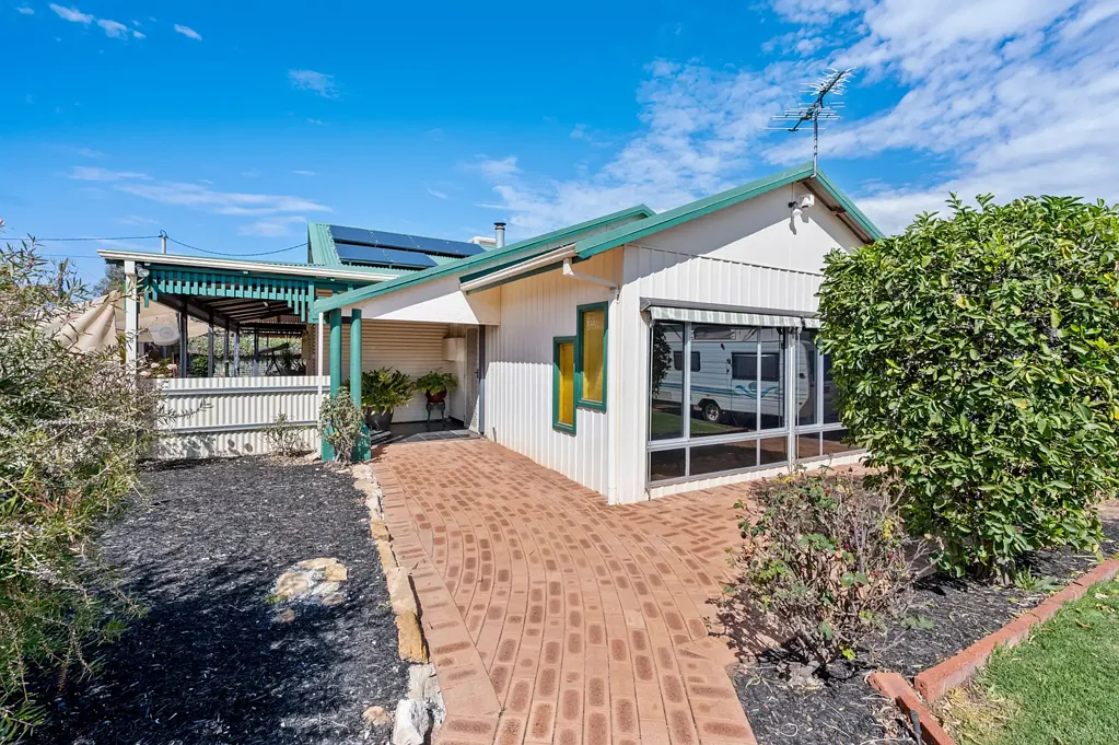 Piccadilly 4 Bedroom Immaculately Modernised Home; Offering a Spacious, Yet Low Maintenance Lifestyle!
