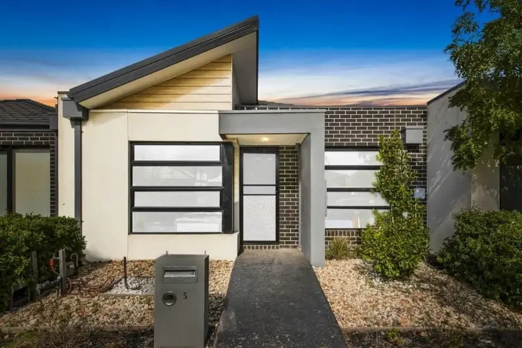 Wyndham Vale 3房 现代设计与便利生活完美融合 三间宽敞卧室 主人套房豪华私密 宽敞开放式起居区 时尚现代厨房 双车位遥控车库 宽敞洗衣房 低维护园林 安保巡逻社区 游泳池健身房 周边便利设施齐全 生活方式的门户 Embrace a Modern and Vibrant Lifestyle in Wyndham Vale's Esteemed Jubilee Estate!