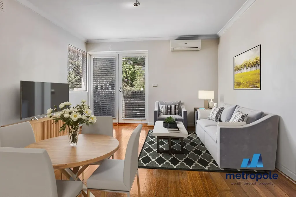 RENOVATED MODERN TWO-BEDROOM APARTMENT WITH LARGE FRONT COURTYARD