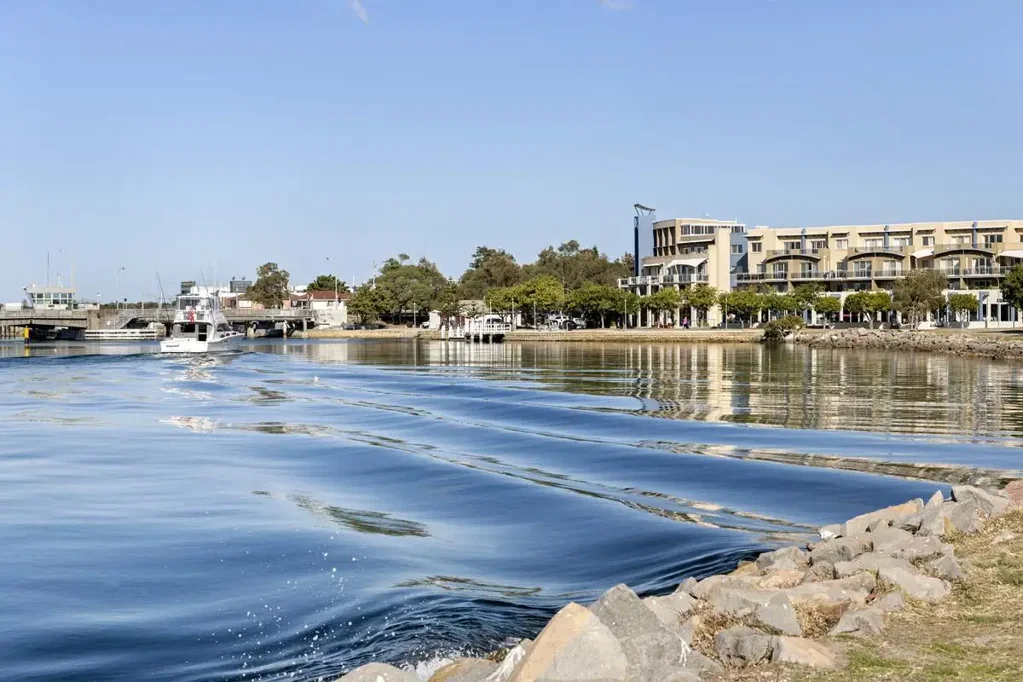 Swansea 3બેડરૂમ OPPORTUNITY for Tradies – Just 180m to the Water's Edge. Good Bones on a Wonderful Lakeside Block