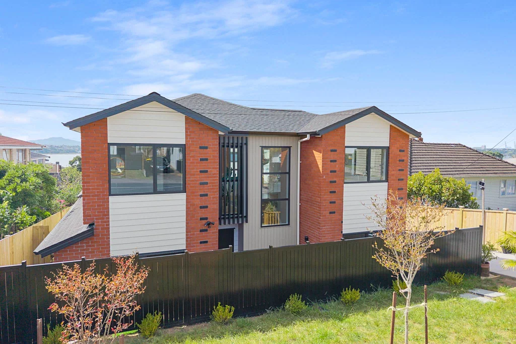 Northcote 4房 精美住宅！顶级配套设施+精湛工艺细节，坐拥海景与天空塔景观，2分钟即上高速！ Walk Straight to a Deal Today!!