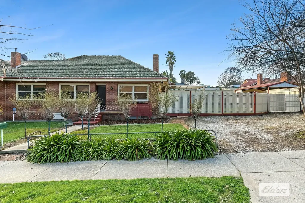 East Albury 3 Slaapkamer Sought After East Albury Locale - Walking Distance to Dean Street