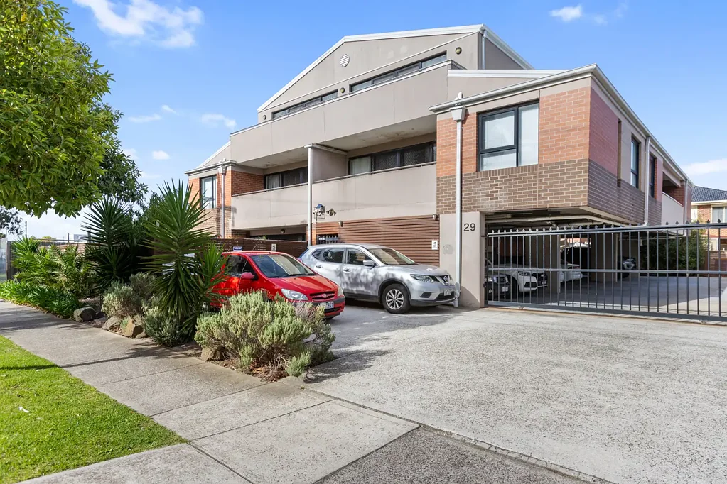 Braybrook 2 Bedroom Spacious & Sunlit Top-Floor Apartment in Central Location