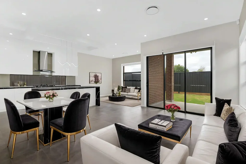 Double Storey Luxury in quite and convenient Location!!