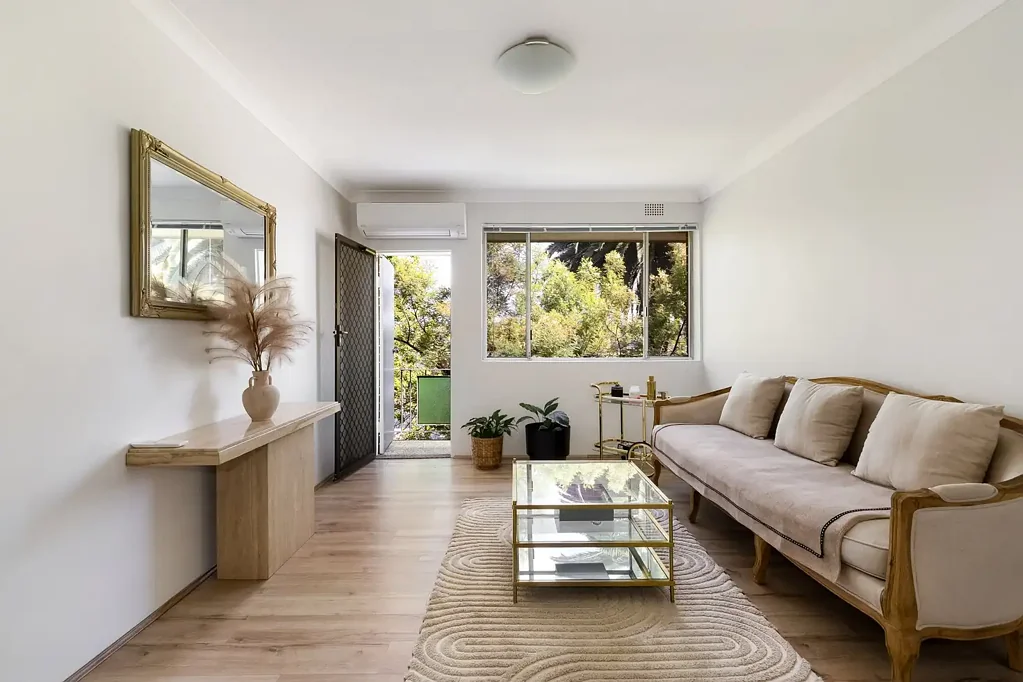 Earlwood 2कमरा Leafy top-floor retreat with village appeal
