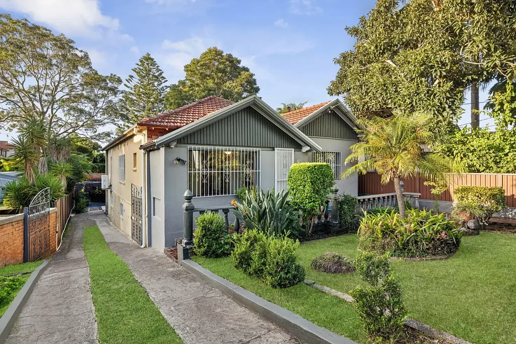 Kingsford 2Phòng ngủ Character Filled Dual Level Home Brimming with Potential