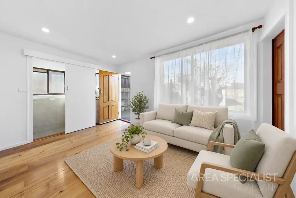 St Albans 4બેડરૂમ Spacious Family Living with a Sun-Filled Retreat and Oversized Garage