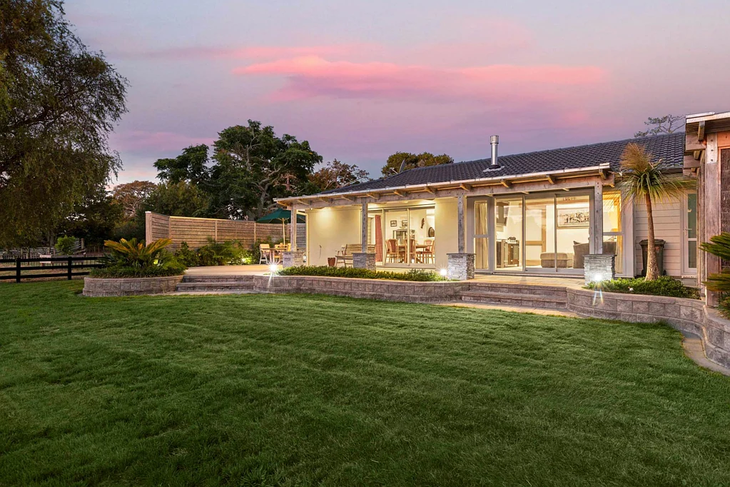 Pukekohe East 4 Slaapkamer REFINED RURAL RETREAT IN SOUGHT-AFTER LOCALE