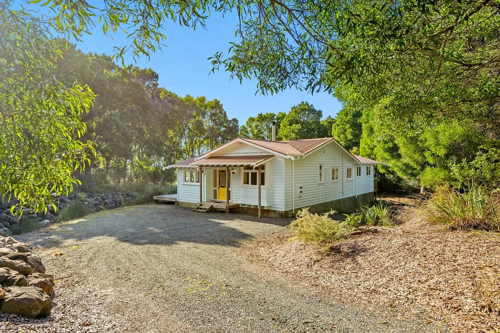 Kaiwaka 3 Bedroom Bush Retreat with Character Bungalow