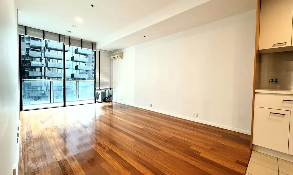 Luxury Apartment with Stunning Views and Amenities in Docklands