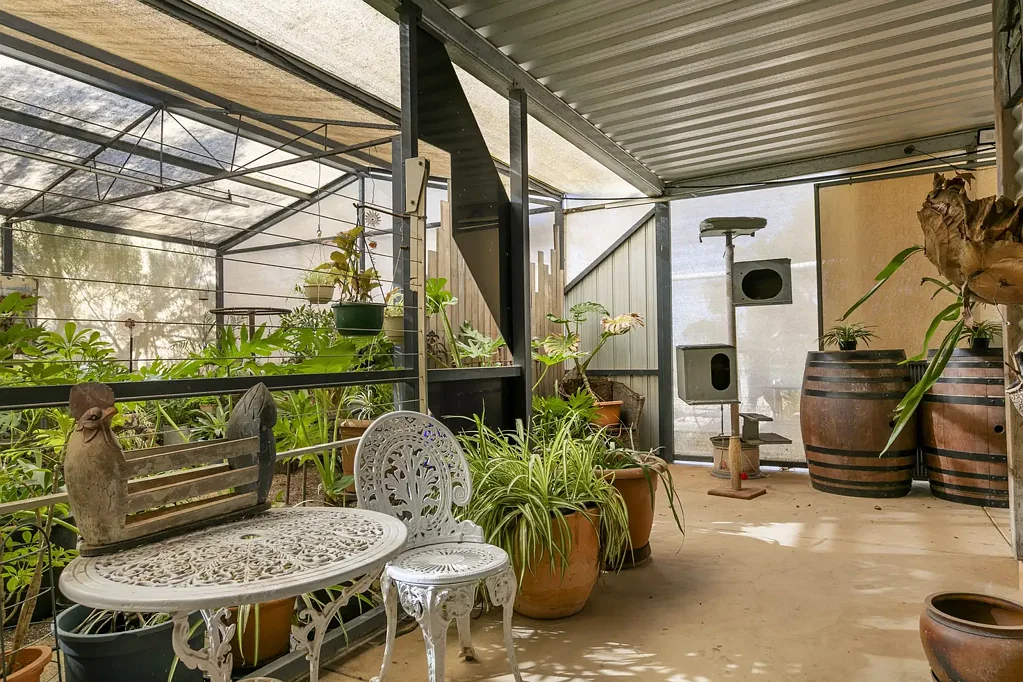 Holder 6房  Home, Guest House & Income Potential on 12.5 Acres Near the Murray River