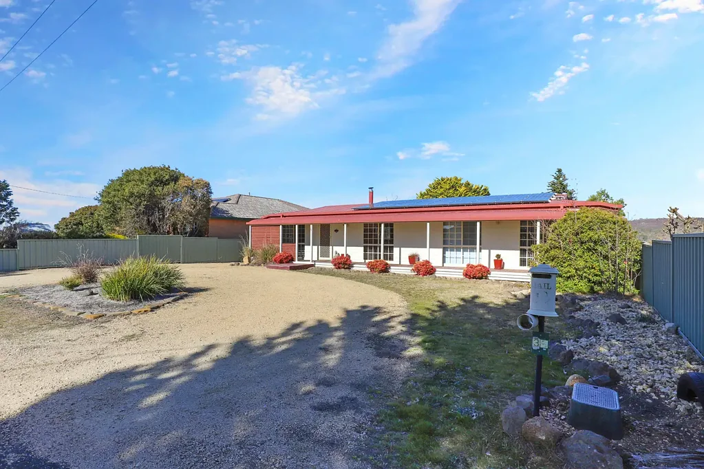Bombala 4房  Family Living with Space, Comfort & Views