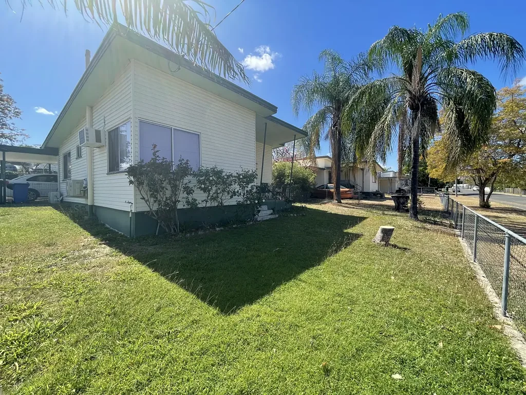 Moura 2房  Renovated Home with Development Potential on 936m² Corner Block