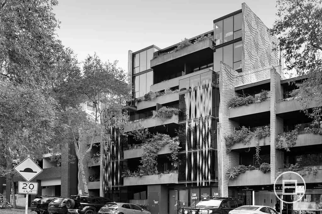 Collingwood 2房 一楼采光优越 私人露台宽敞 新旧社区交织 优质石材电器 专业人士首选 屋顶泳池设施 咖啡馆近在咫尺 墨尔本活力生活 Expressions of Interest closing Tuesday 30th June at 1pm (unless sold prior)