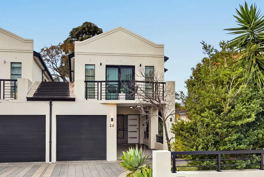 Bexley 4कमरा Expansive 405sqm Light Filled Duplex Offering Space, Style & Convenience