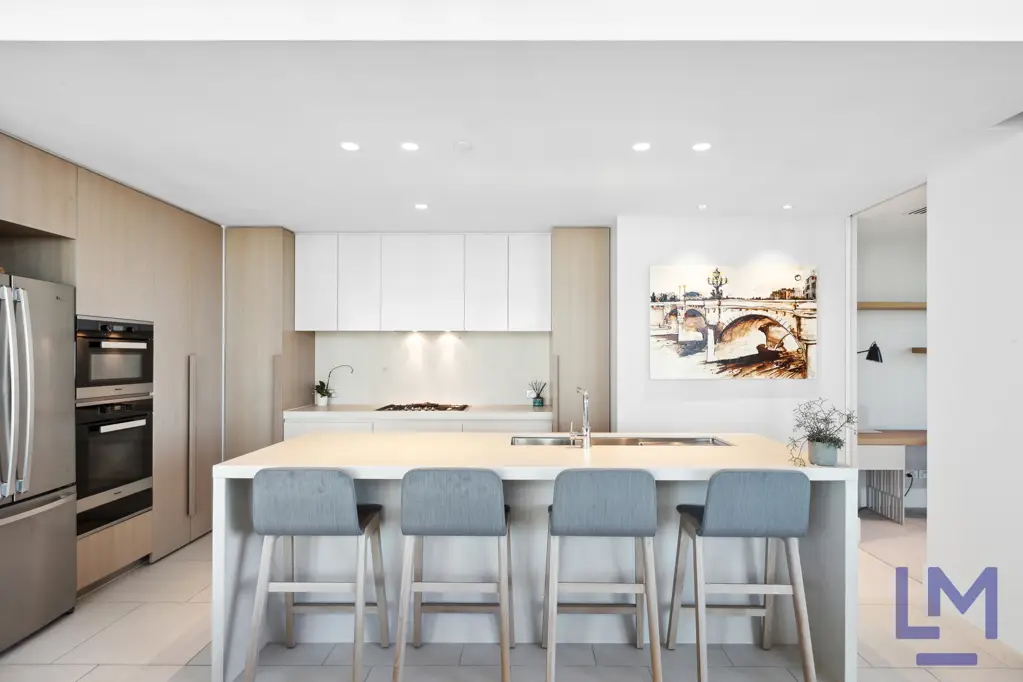 Stylish Fully Furnished Apartment in the Heart of Melbourne!