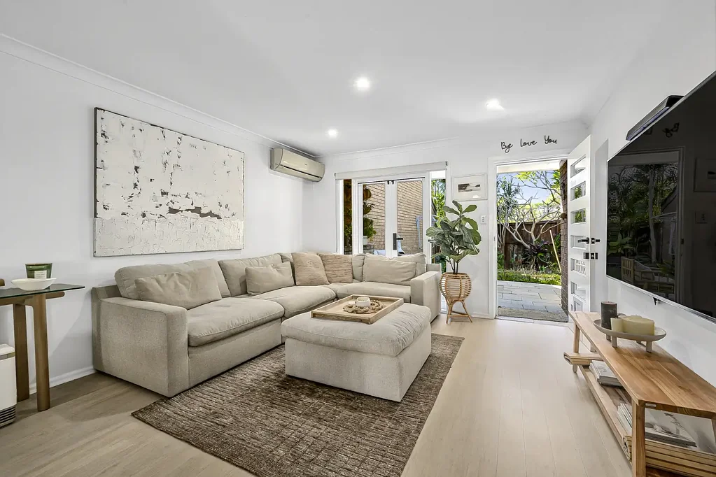 INDOOR OUTDOOR LIVING