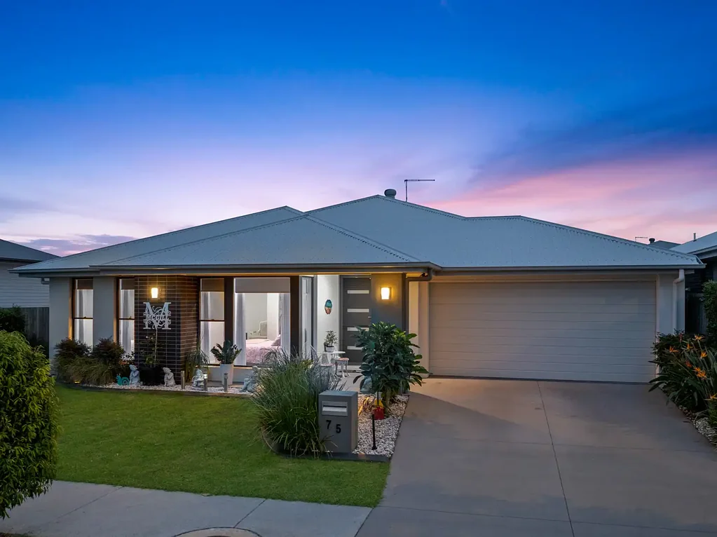 Greenbank 4Phòng ngủ UNDER CONTRACT WITH THE JESS NGUYEN TEAM!