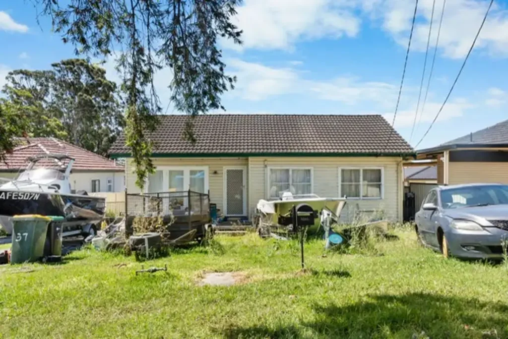 Blacktown 3房 宽敞695.6sqm地块 三卧家庭住宅 开敞布局 明亮起居 更新厨房 现代浴室 宽敞后院 娱乐空间 FULL OF POTENTIAL