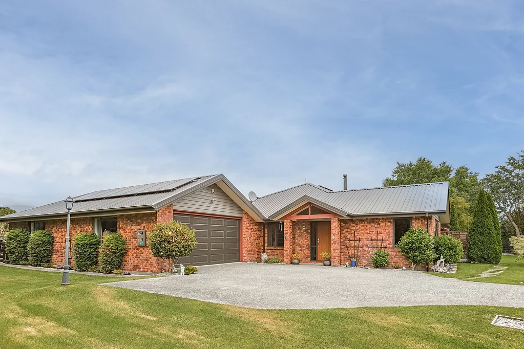 Westport 4Moenga Spacious Living with Immaculate Gardens