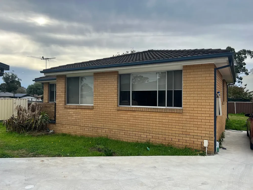 3 Bedroom Home - Walking Distance to Train station