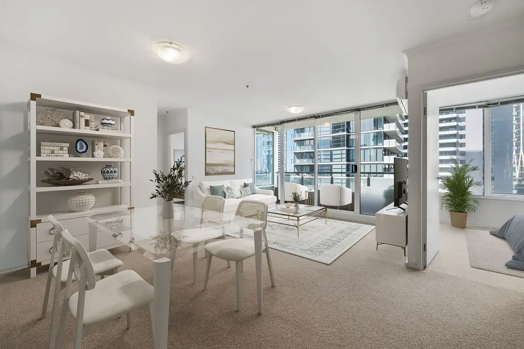 Southbank 2房 Southbank中心两卧公寓 自然采光充沛 私人阳台湾景 室内车位 全新地毯 度假村式设施 市中心生活便捷 Southbank Living at Its Absolute Best