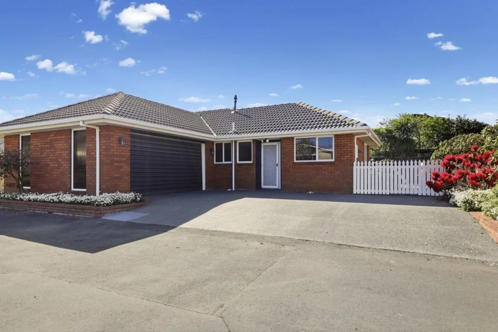 Dallington 2 Bedroom Private, Conservatory & Established Gardens!