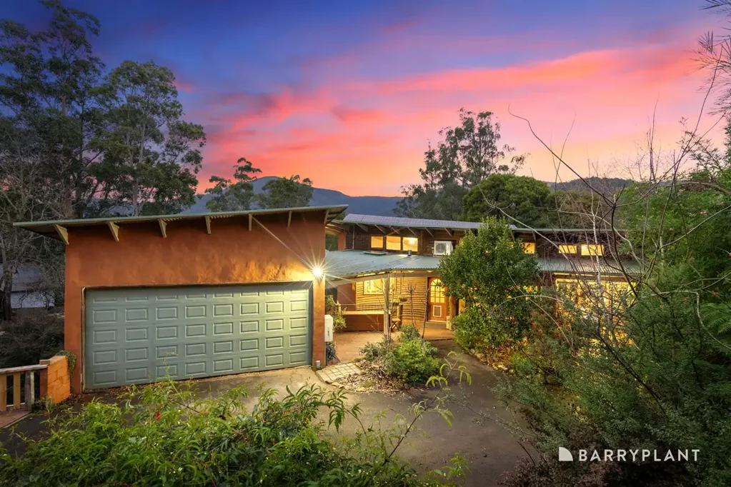 Warburton 4 Bedroom Strawbale Sanctuary on over half an acre, walk to Warburton Village and live the dream!