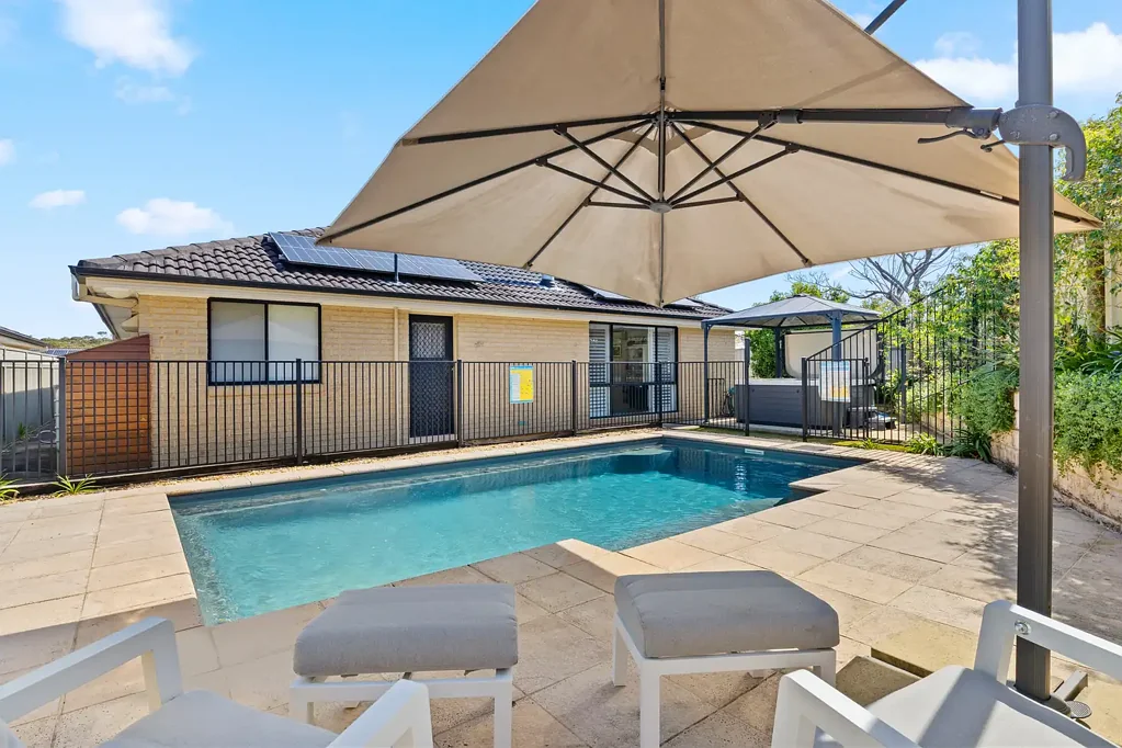 Summerland Point 5Moenga Spacious Family Home With Pool!