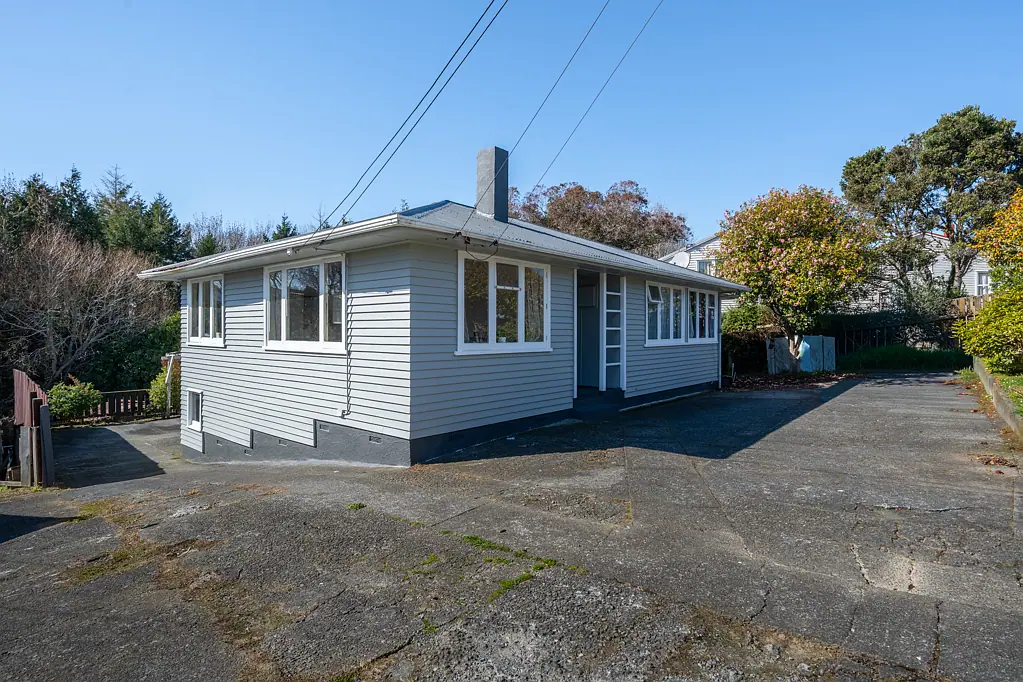 Cannons Creek 4Kwarto Large Family Home with Potential!