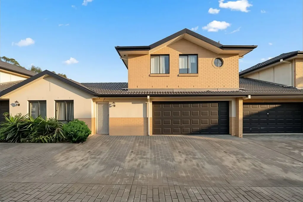 Rooty Hill 3chambre Spacious Townhouse with Huge Courtyard and Endless Potential